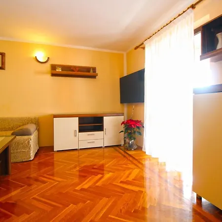 Mirela 2145 Apartment Fazana