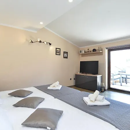 Apartment Mirela 2145 Fažana
