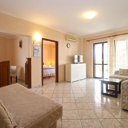Apartment Mirela 2145 Fažana